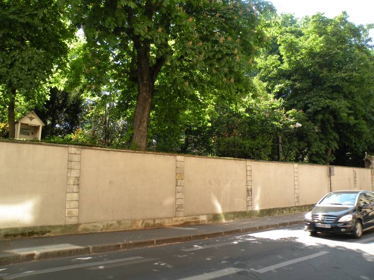  parc derrière un mur , rue de l'Université